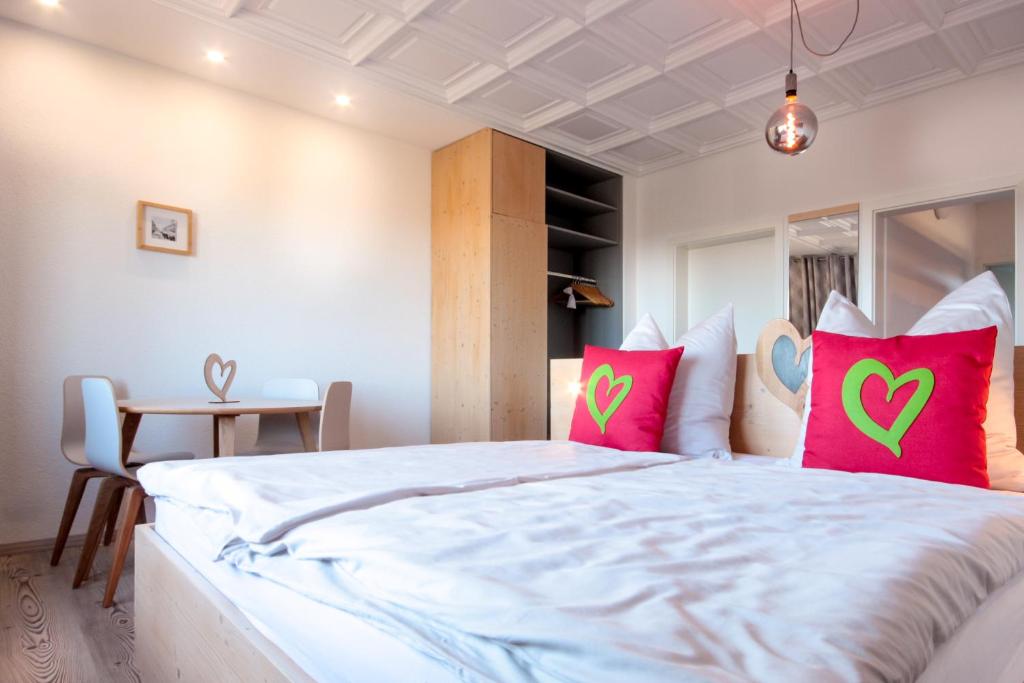 Ein Bett oder Betten in einem Zimmer der Unterkunft Haus am Berg - Pension direkt am Skihang