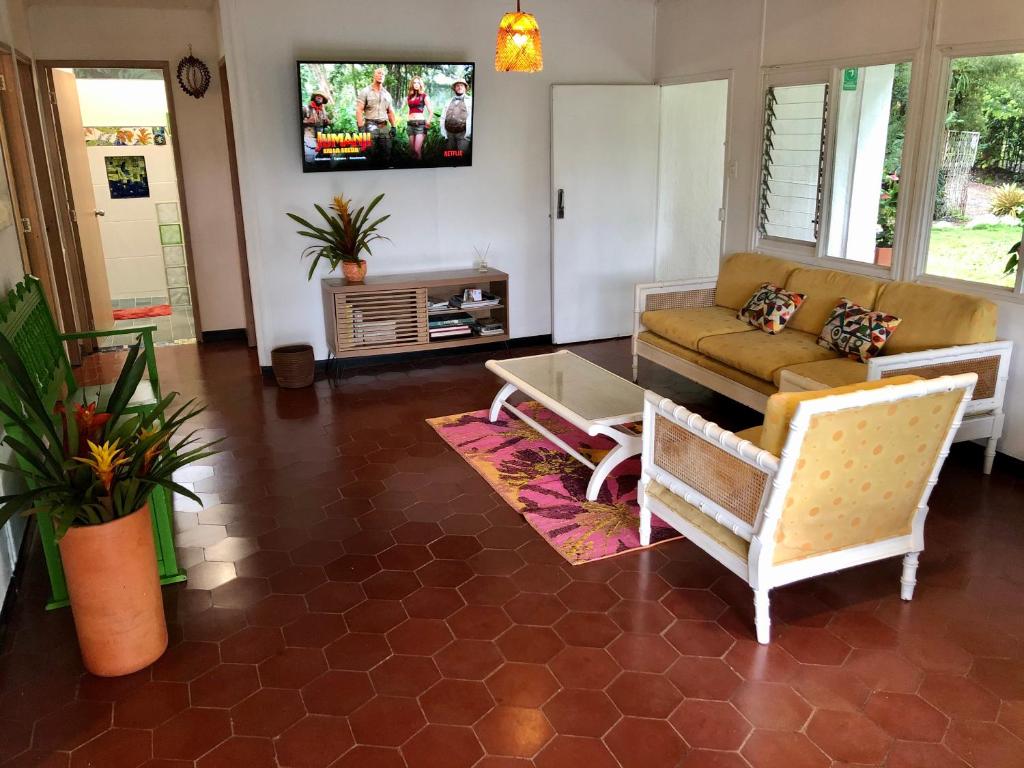 TV a/nebo společenská místnost v ubytování El Jardín de los Colibríes - Pereira, Risaralda