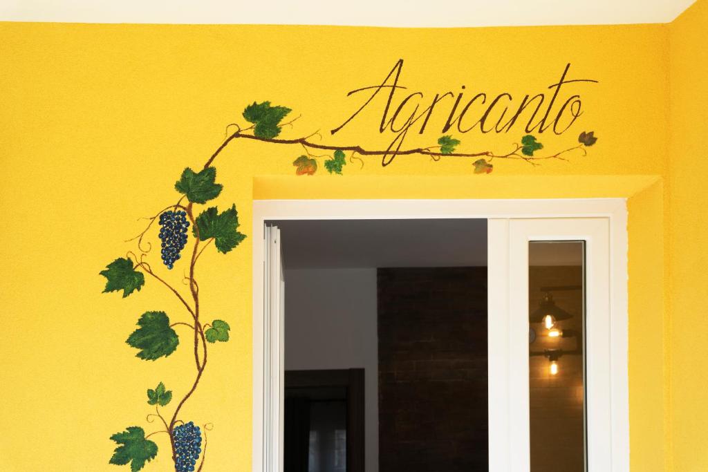 een bord met argentina op een muur boven een deuropening bij Agricanto in Sestri Levante