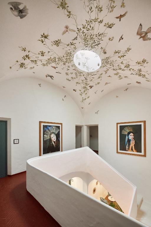 シウタデリャにあるFaustino Gran Relais & Chateauxの花蝶天井の部屋