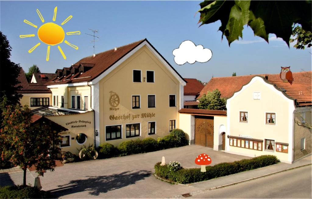 Une séance d'un bâtiment avec le soleil dans le ciel dans l'établissement Zur Mühle, à Bad Birnbach