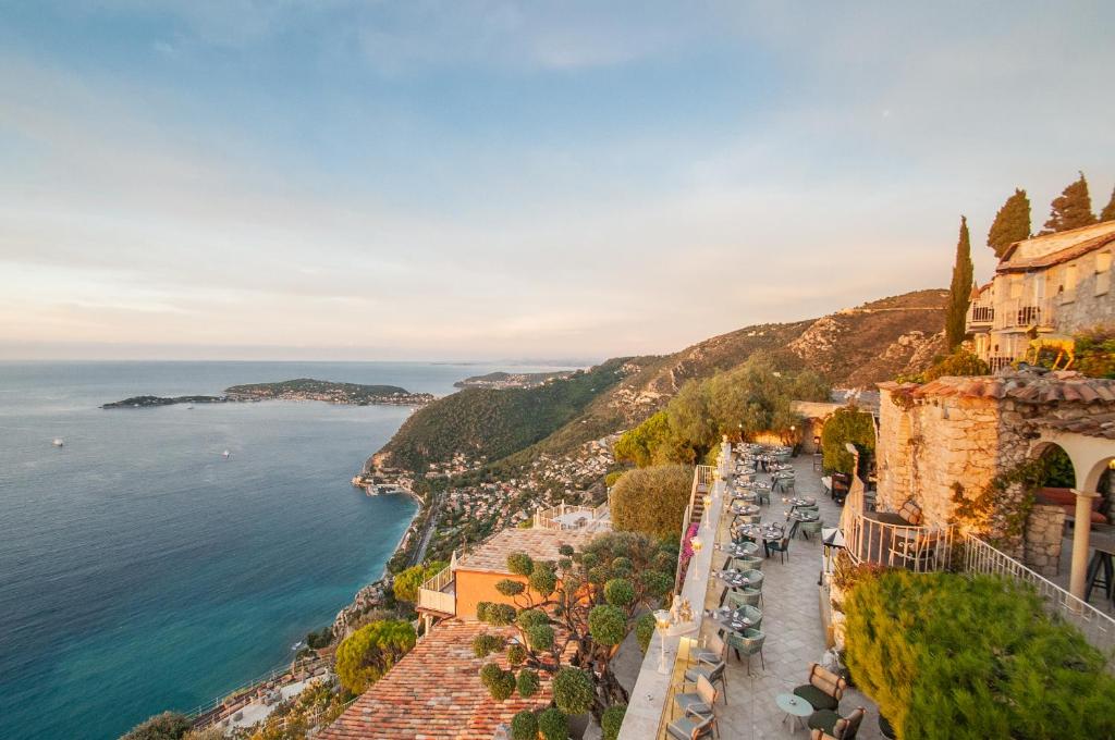 une vue aérienne sur la côte amalfi dans l'établissement La Chèvre d'Or, à Èze