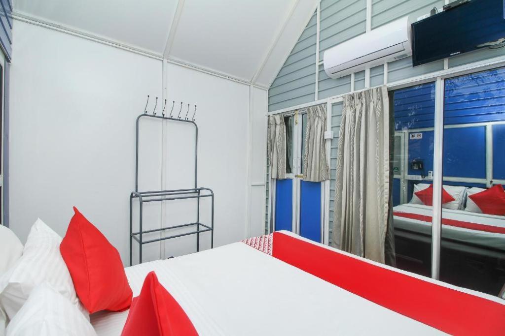 Postel nebo postele na pokoji v ubytování Airport A4 Transit Hub - Eco Chalets