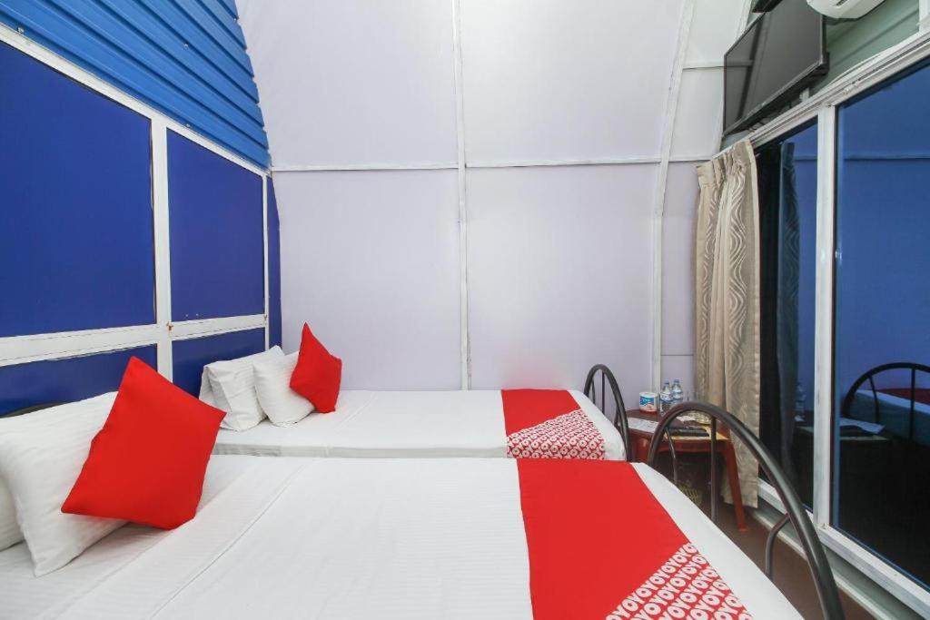 Postel nebo postele na pokoji v ubytování Airport A4 Transit Hub - Eco Chalets