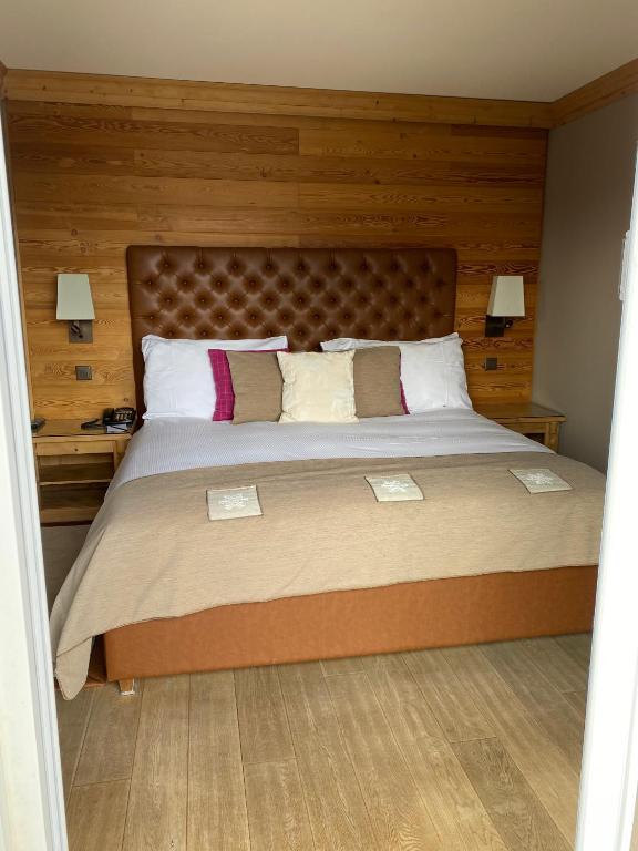 Postel nebo postele na pokoji v ubytování Hotel Royal
