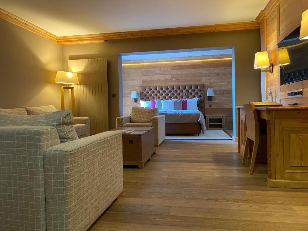 Postel nebo postele na pokoji v ubytování Hotel Royal