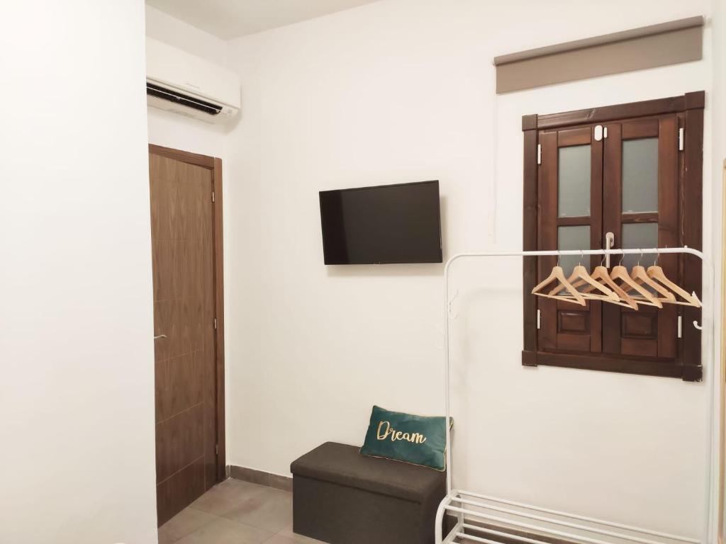 A television and/or entertainment centre at Cozy Flat Granada Cathedral