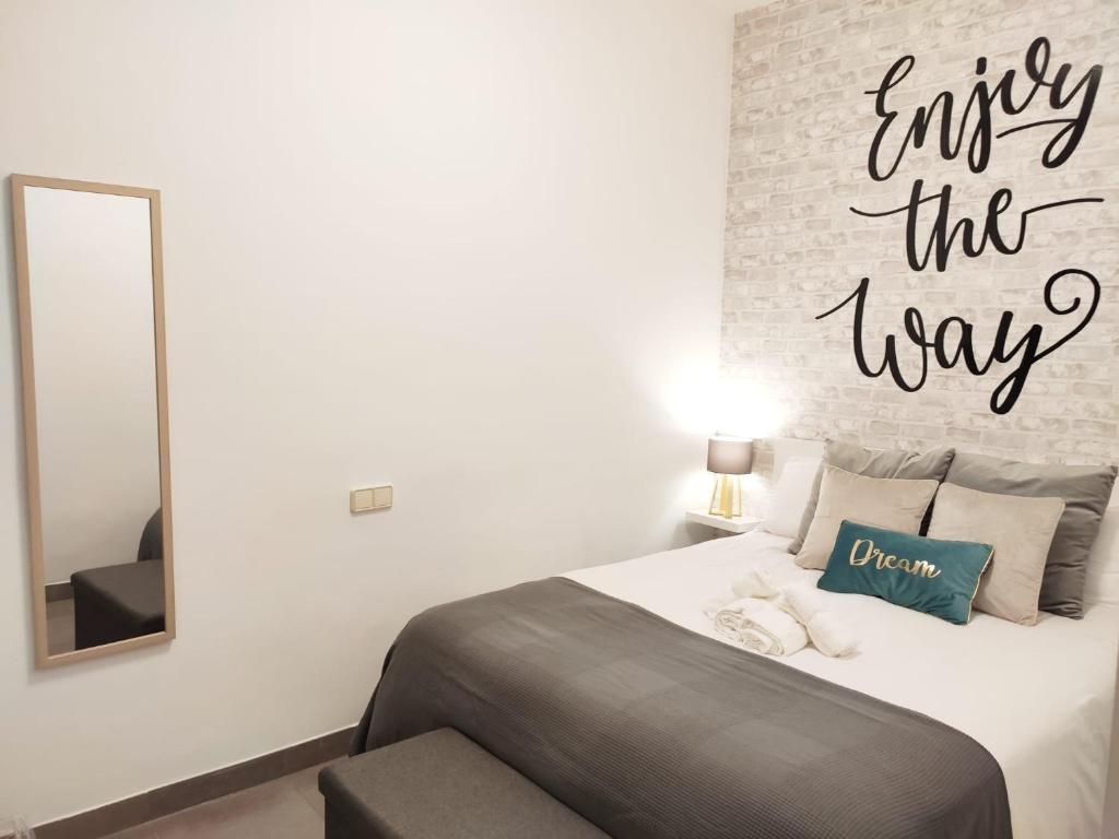 A bed or beds in a room at Cozy Flat Granada Cathedral