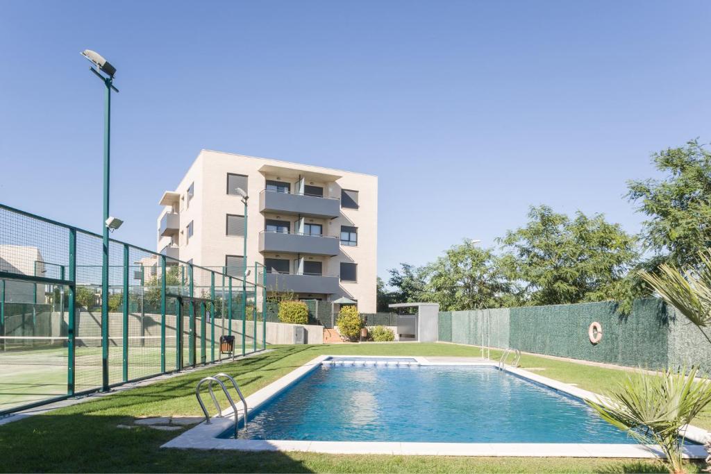 une piscine en face d'un bâtiment dans l'établissement Pierre & Vacances Torredembarra, à Torredembarra