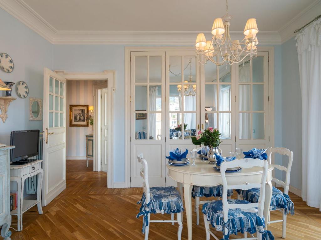 Televízia a/alebo spoločenská miestnosť v ubytovaní Apartment Pieds dans l'eau 2 by Interhome