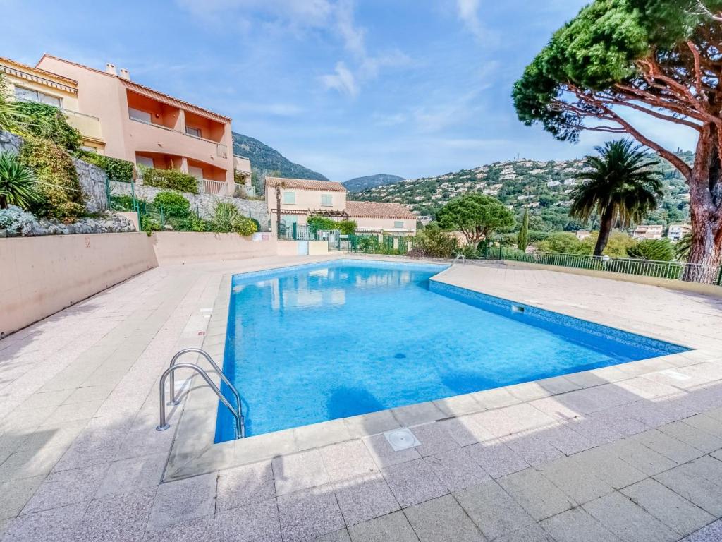 une piscine dans une villa avec une montagne en arrière-plan dans l'établissement Apartment Les Jardins d'Amaryllis-7 by Interhome, à Cavalaire-sur-Mer