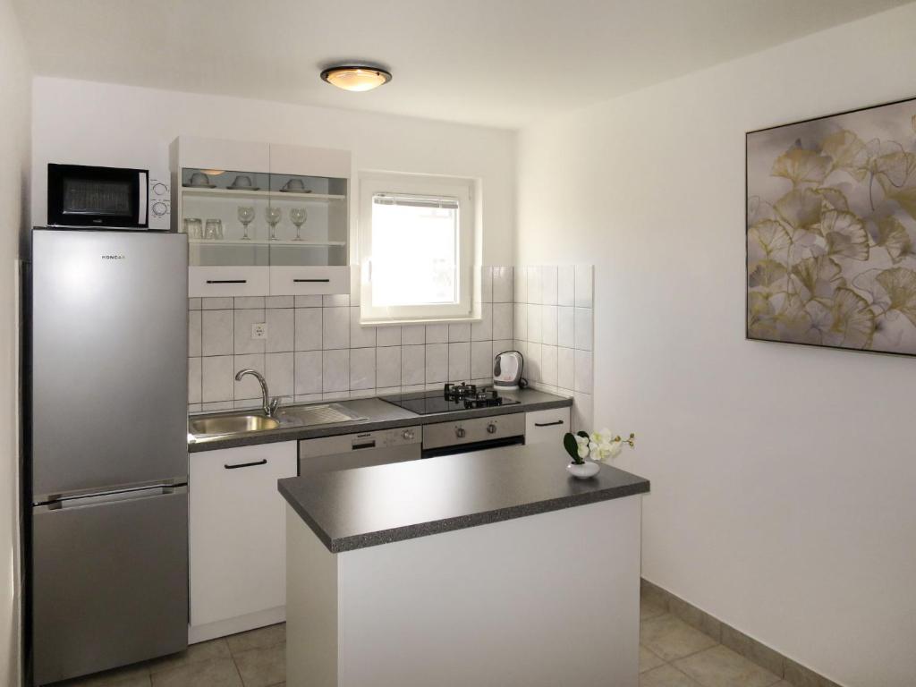 Kuchyň nebo kuchyňský kout v ubytování Holiday Home Tone by Interhome