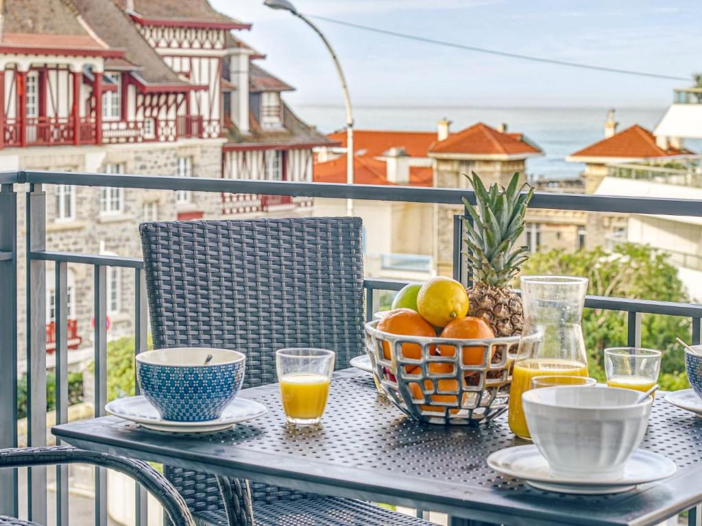 einen Tisch mit einem Obstkorb auf dem Balkon in der Unterkunft Apartment Océana by Interhome in Biarritz