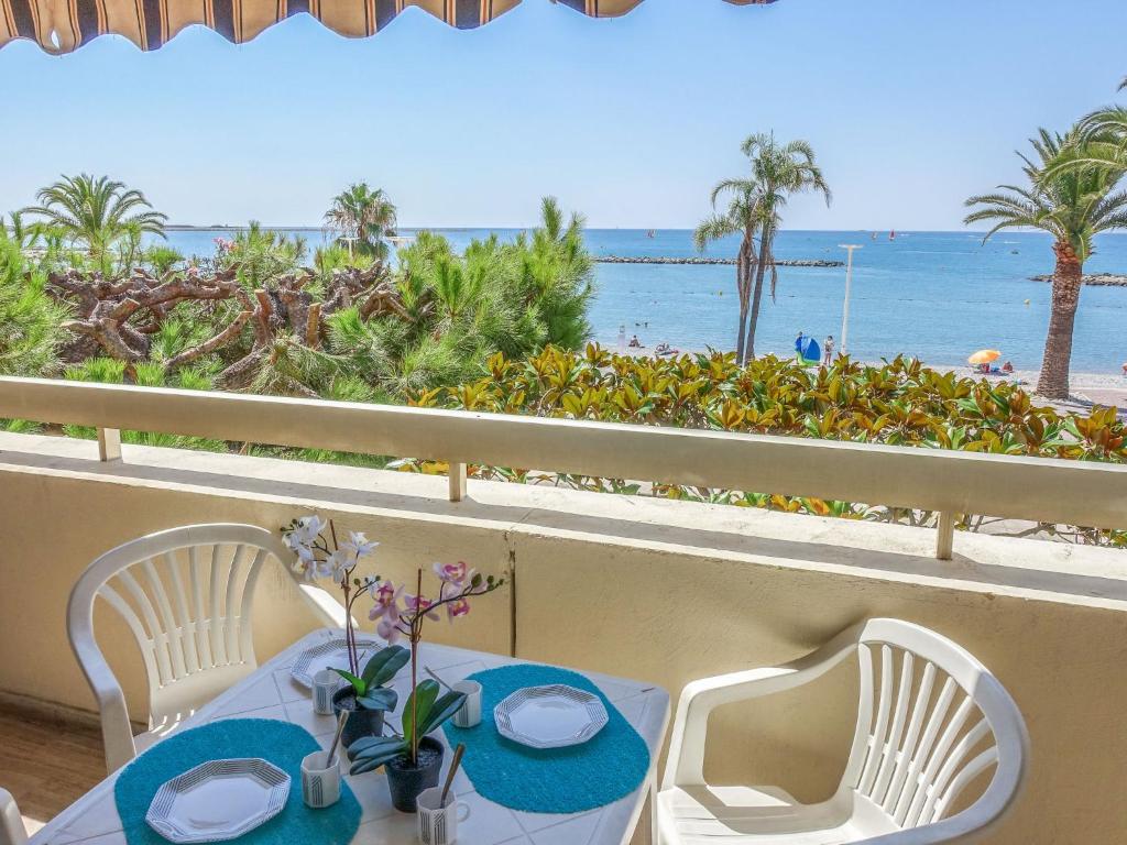 une table et des chaises avec vue sur la plage dans l'établissement Apartment Les Voiliers by Interhome, à Saint-Laurent-du-Var