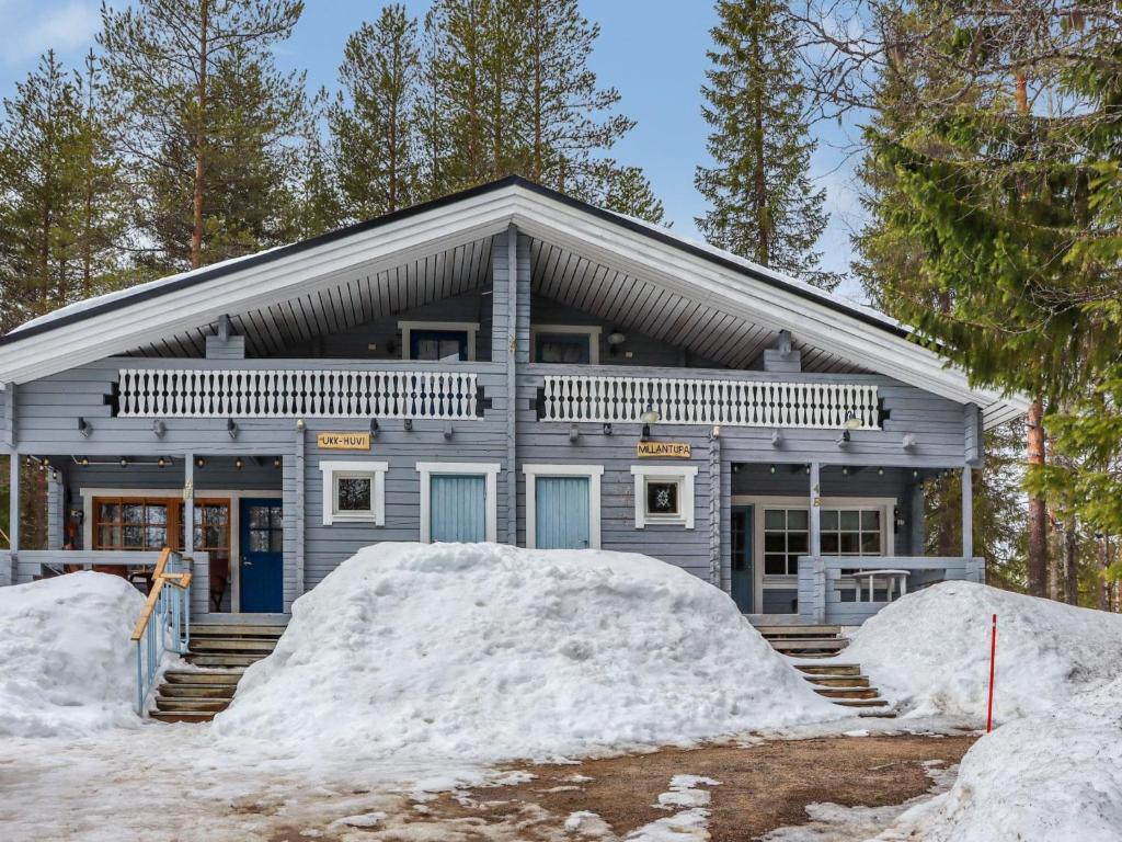 ein Haus mit einem Stapel Schnee davor in der Unterkunft Holiday Home Millantupa paritalo by Interhome in Hyrynsalmi