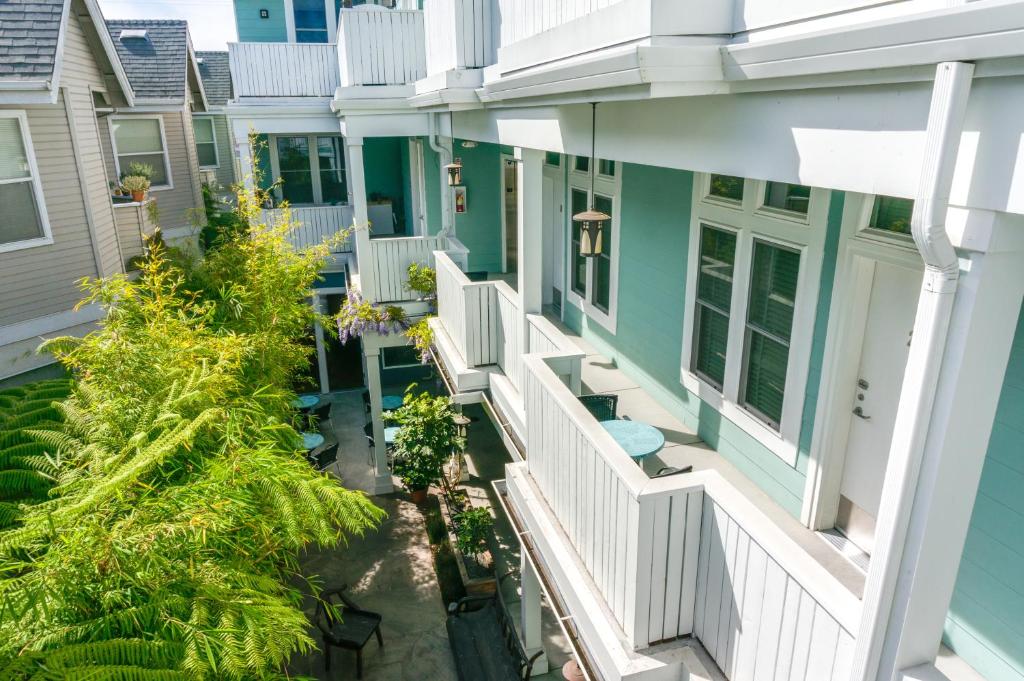 una vista aérea de una casa con balcón en Pacific Blue Inn en Santa Cruz