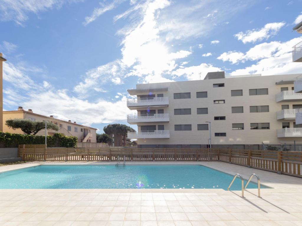 een zwembad voor een gebouw bij Apartment Alzina B by Interhome in Cambrils