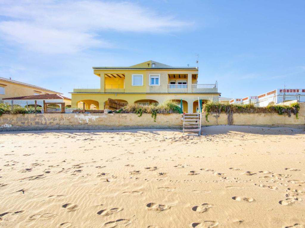 ein Haus am Strand mit Fußabdrücken im Sand in der Unterkunft Holiday Home Casita Mar by Interhome in Denia