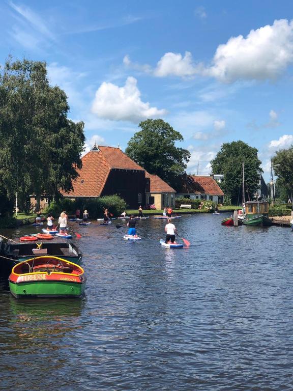 Výhled na řeku, která protéká v blízkosti hotelu