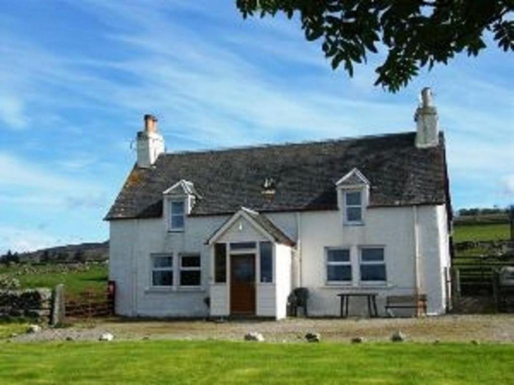 a white house with a bench in front of it at Holiday Home Leduckie by Interhome in Riechip