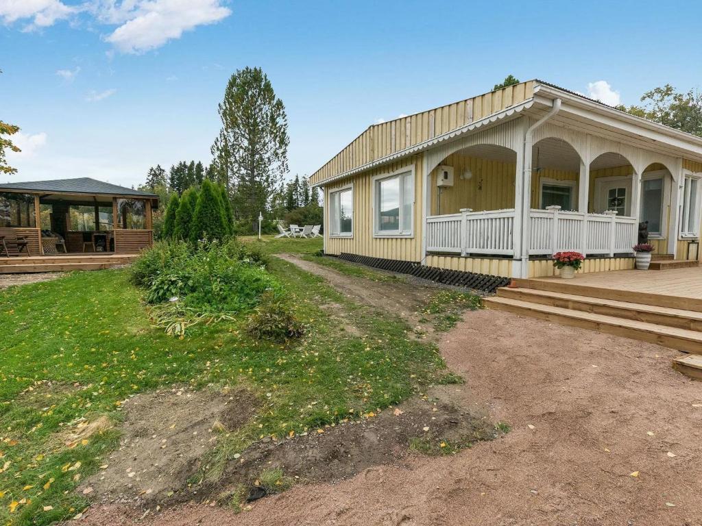 een huis met een veranda en een terras bij Holiday Home Salmiranta by Interhome in Jämijärvi