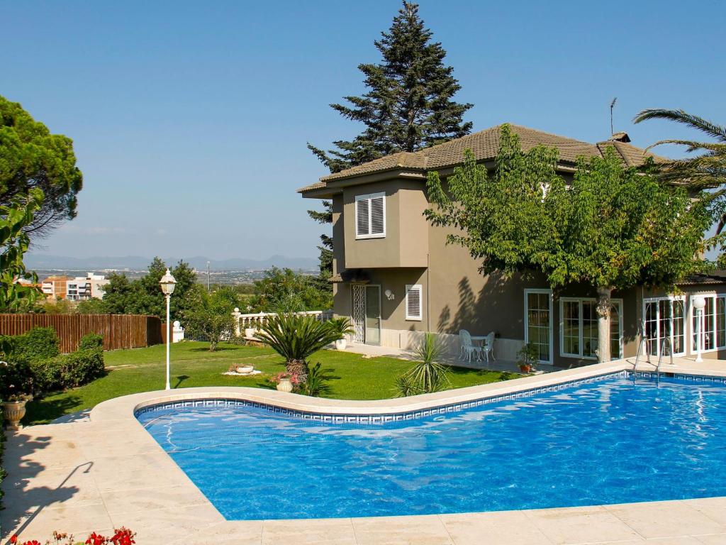 una piscina frente a una casa en Holiday Home Ca Romeu by Interhome, en Alcover