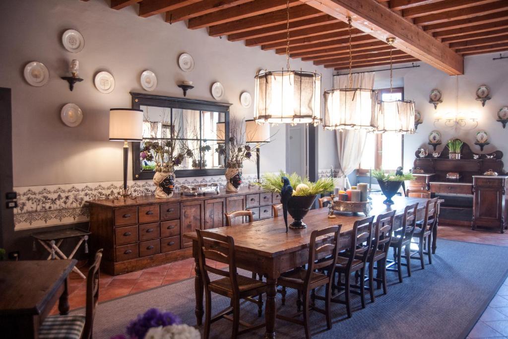 comedor grande con mesa de madera y sillas en Antica Dimora De' Benci en Florencia