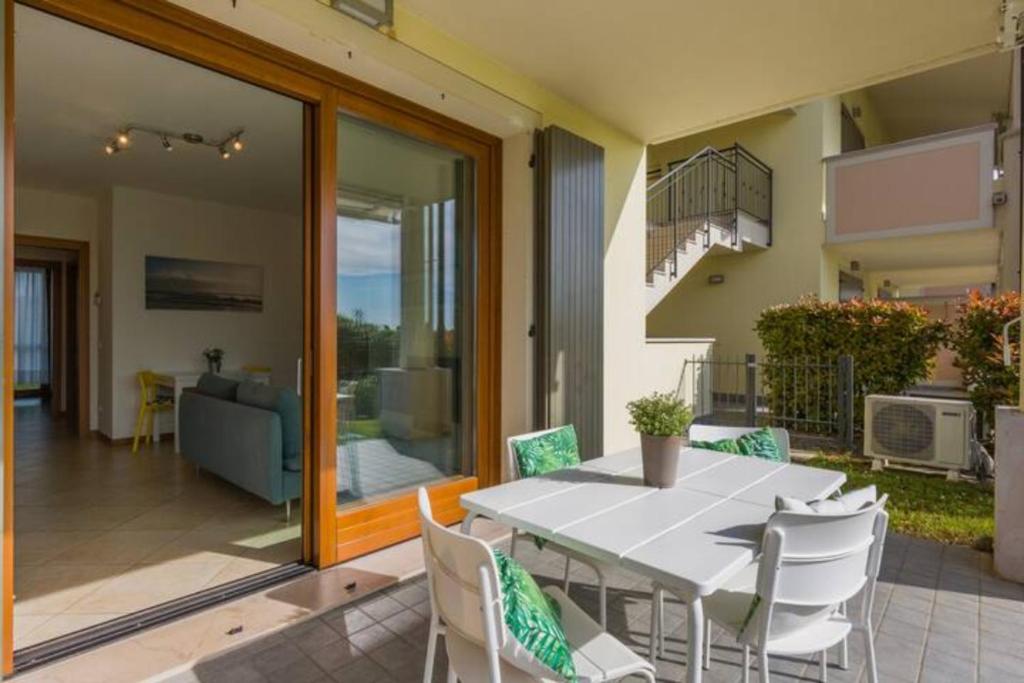 a patio with a table and chairs and a balcony at Casa Giulia in Salionze
