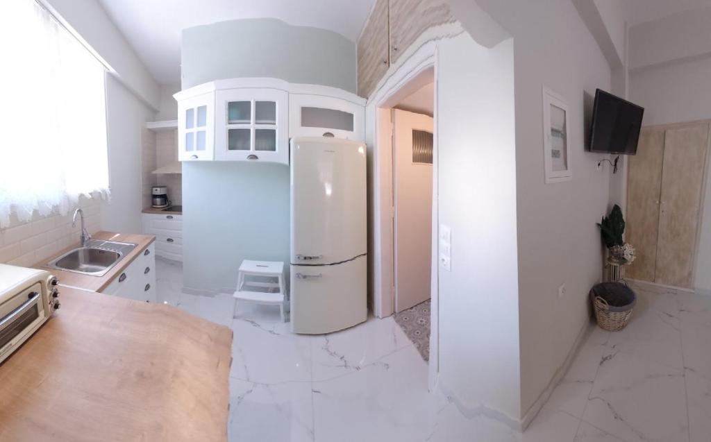 A bathroom at Eytyhias Yard apartments in Poros
