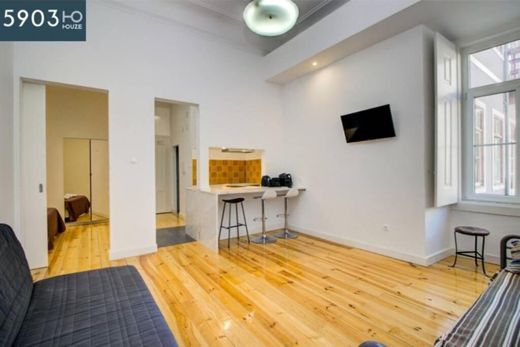 里斯本的住宿－HOUZE_Studio in Alcântara near LX Factory，客厅铺有木地板,拥有白色的墙壁。
