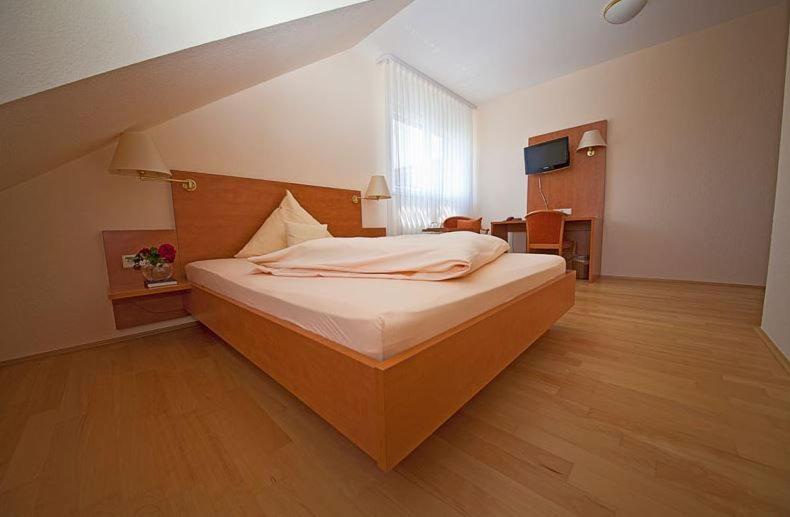 - une chambre avec un grand lit dans l'établissement Hotel & Restaurant Krone, à Waldbronn