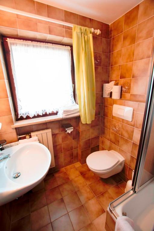 Koupelna v ubytování Zirbelstube