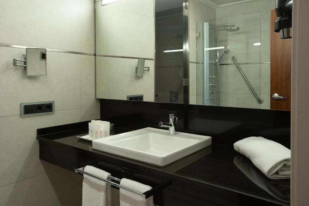A bathroom at Primus Valencia