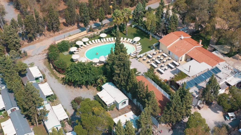 vista aerea di un resort con piscina di Camping Village Flumendosa a Santa Margherita di Pula
