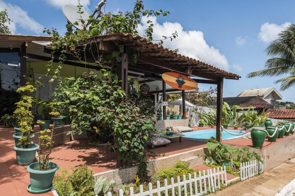 una casa con piscina y plantas en Pousada da Carmô, en Fernando de Noronha