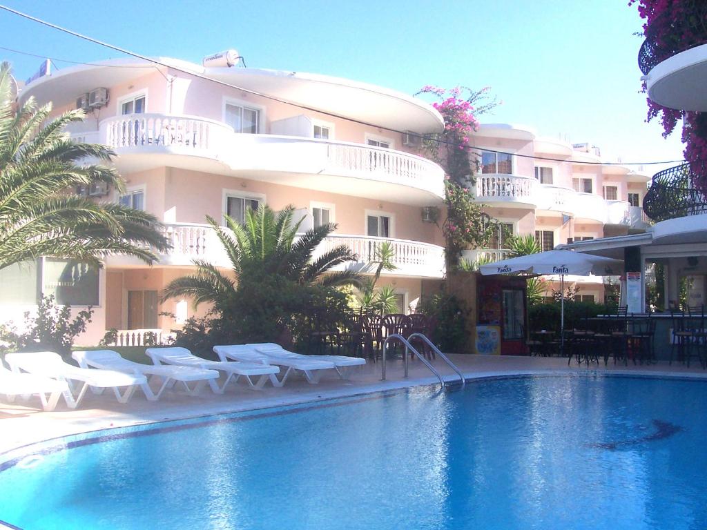 een hotel met een zwembad voor een gebouw bij White Palace Pavlos apartment1 in Faliraki