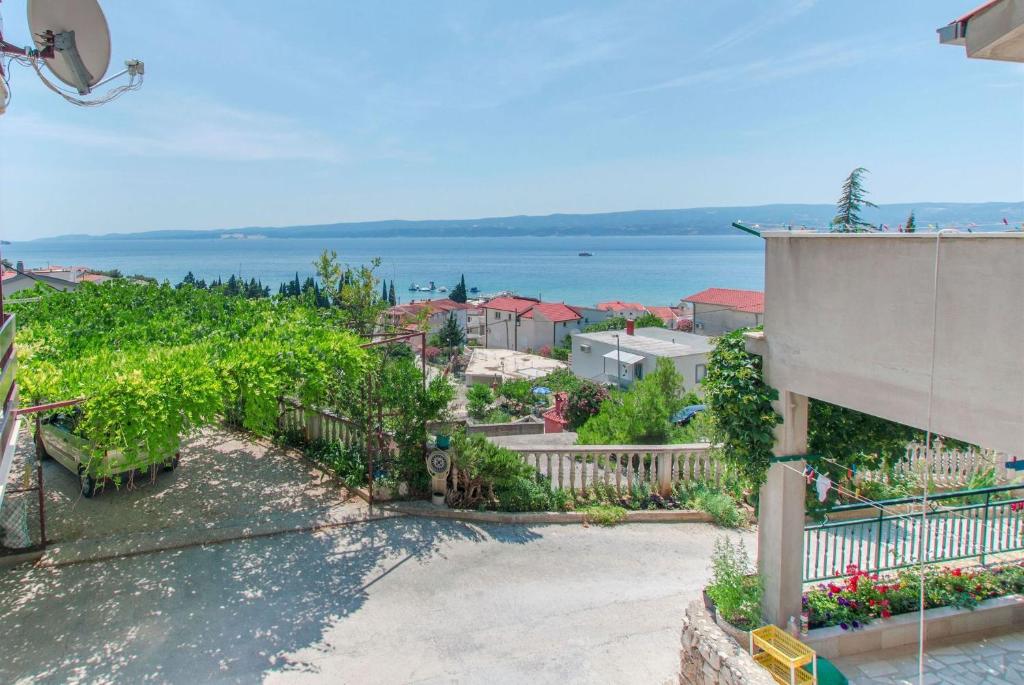 ariale Aussicht auf ein Haus mit Blick auf das Wasser in der Unterkunft Apartments Tomic in Duće