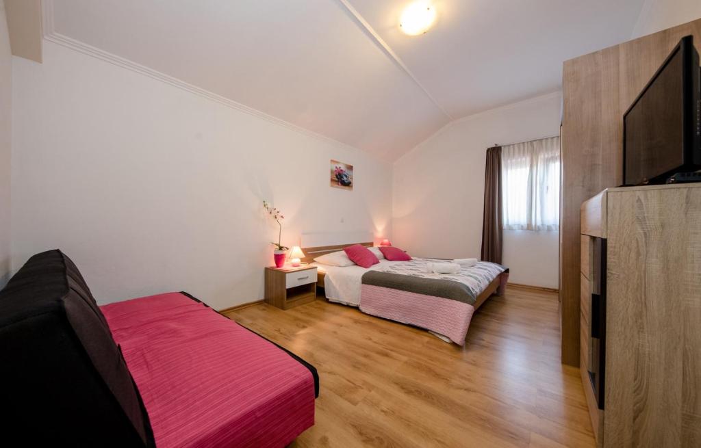 Posteľ alebo postele v izbe v ubytovaní Apartments Vladimir 2835