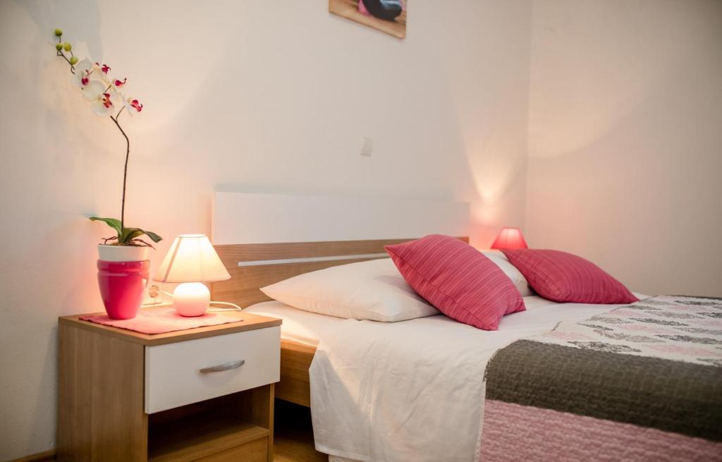 Posteľ alebo postele v izbe v ubytovaní Apartments Vladimir 2835