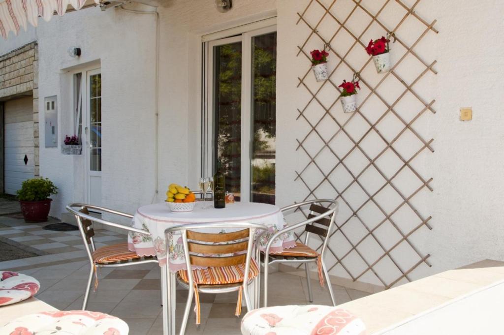 Patio alebo iná vonkajšia časť ubytovania Apartments Vrbnik (879)