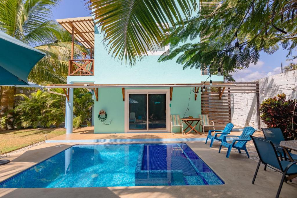 a villa with a swimming pool and a house at Casa Menta in Puerto Escondido
