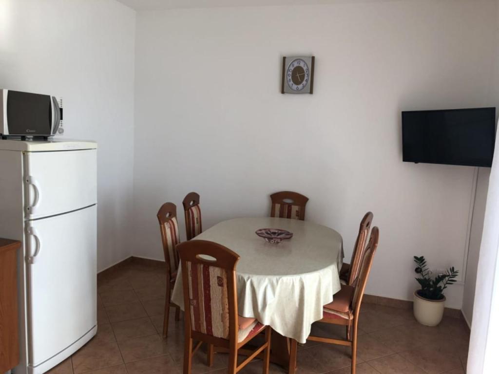 Televízia a/alebo spoločenská miestnosť v ubytovaní Seaview Apartments Kampor 3708