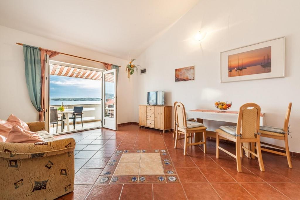 salon ze stołem i krzesłami w obiekcie Apartment in Kustici with Seaview, Balcony, Air condition, WIFI (3589-1) w mieście Kustići