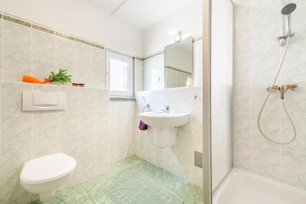 łazienka z toaletą, umywalką i prysznicem w obiekcie Apartment in Kustici with Seaview, Balcony, Air condition, WIFI (3589-1) w mieście Kustići