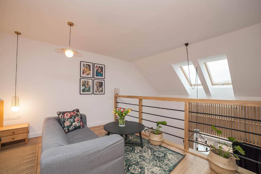 Posedenie v ubytovaní Mrągowo dwupoziomowy Apartament Indygo 85m2 z widokiem na jezioro
