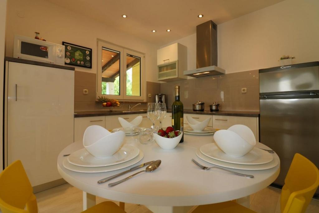 Kuchyňa alebo kuchynka v ubytovaní Bungalow Porec (4400-1)