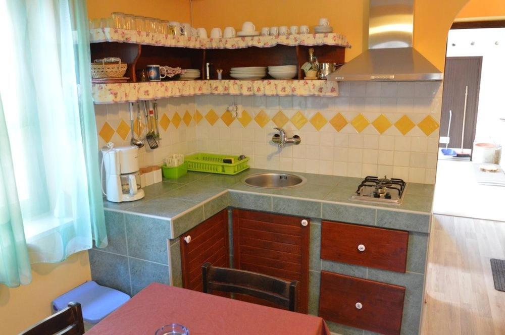 Kuchyňa alebo kuchynka v ubytovaní Guesthouse Losinj (4241)