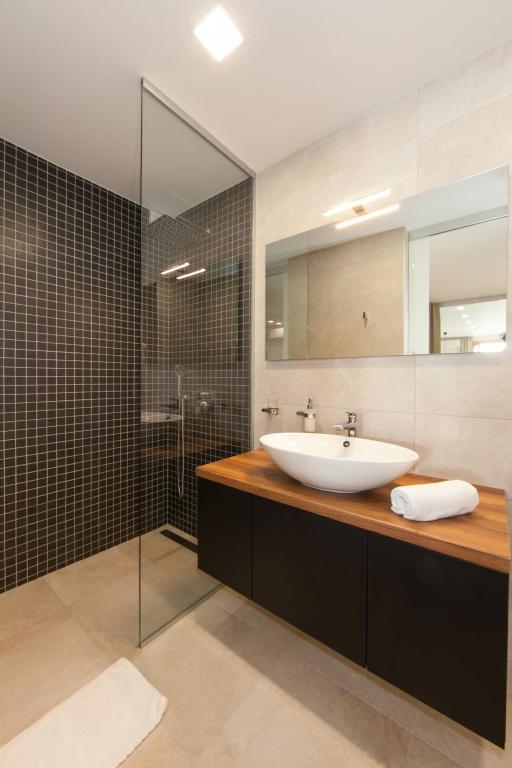 Koupelna v ubytování Apartment in Brela with sea view, balcony, air conditioning, Wi-Fi (3524-7)