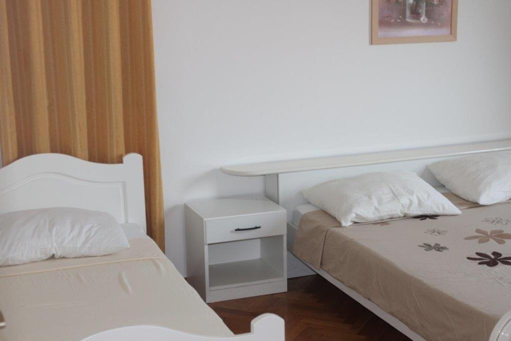 Posteľ alebo postele v izbe v ubytovaní Apartment in Preko with Terrace, Air conditioning, Wi-Fi, Washing machine (4568-4)