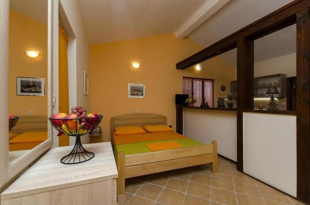 Ліжко або ліжка в номері Studio Apartment in Ražanj with Sea View, Terrace, Air Conditioning, Wi-Fi (4597-2)